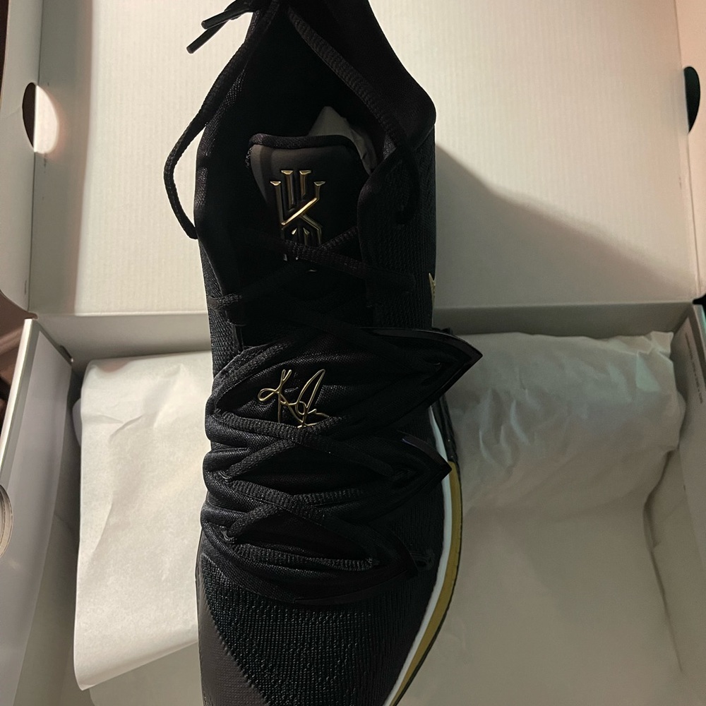 Nike Kyrie 5 Black Metallic Gold - Picture 3 of 5